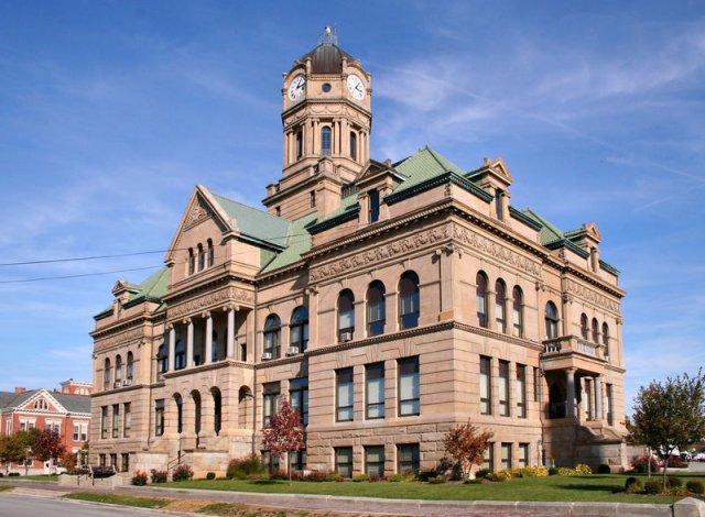 Wapakoneta-ohio-courthouse.jpg (76384 bytes)