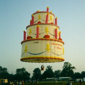 Cake-shaped balloon